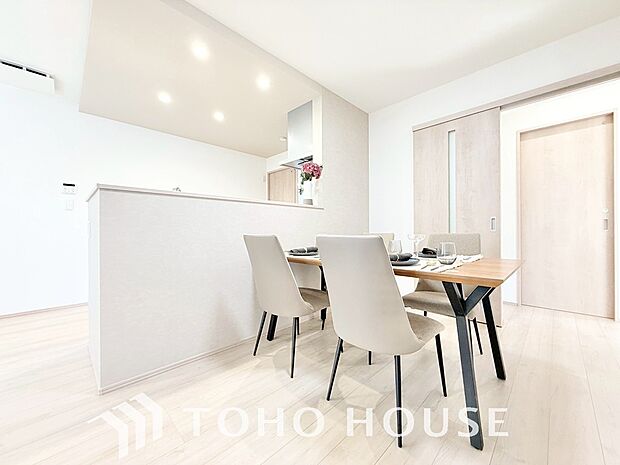 広いＬＤＫでは家族が集まり一緒の時間を過ごせる工夫がされております。