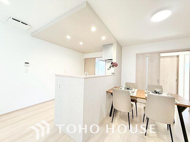 忙しい朝でも、しっかり家族が揃って食事をして頂けるゆとりある大きさのダイニングスペース。