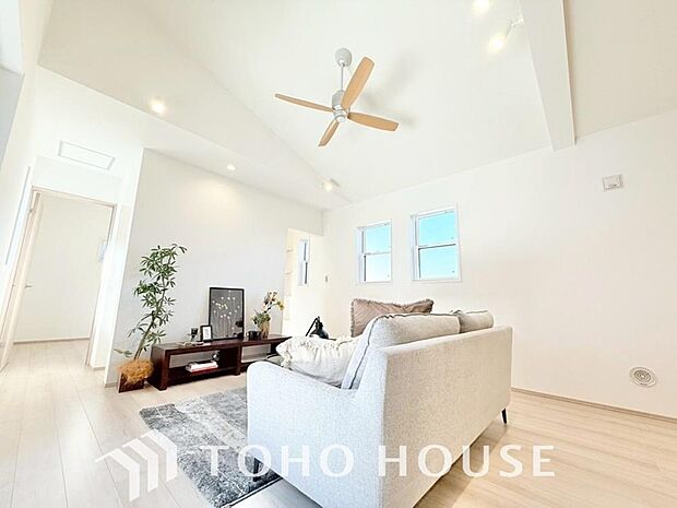 光が注がれる青い空から鮮やかに赤色にゆっくりと染まる。そんな優しい時間がここでは流れてゆく。