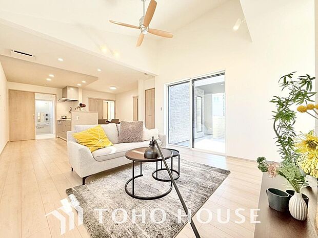 作り手の「気持ちの良いリビングでお過ごししていただきたい」という思いを感じさせます。