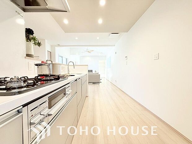 キッチンの収納は、デッドスペースになりやすい箇所を有効活用できる、スライド式収納を採用しました。