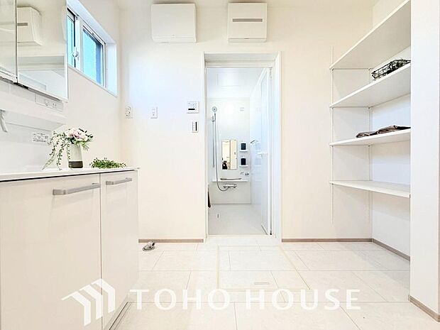 身だしなみのチェックがしやすい大きな鏡、下には収納がたっぷり。スッキリとした空間を演出いたします。