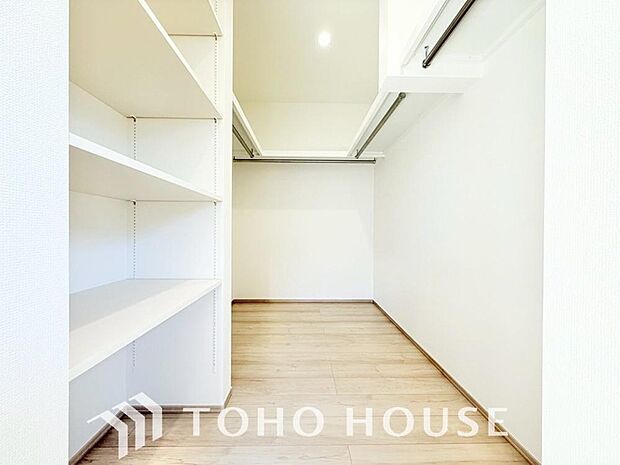 建物内部の収納には拘りました。共有部分に設けた収納。お荷物が多い方にも安心です。