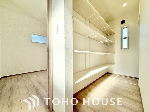 少しでも空いているスペースを収納にすることで、無駄のない空間を演出しております。