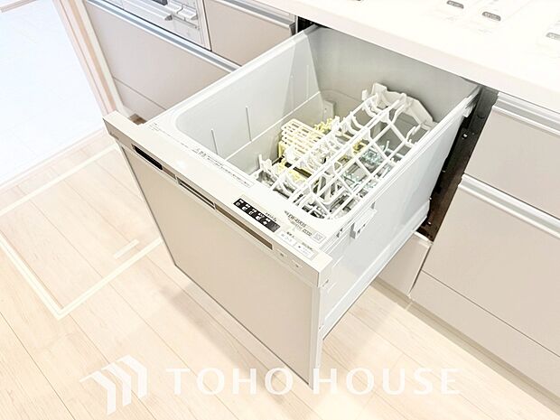 ビルトイン食器洗浄乾燥機付きのシステムキッチン。毎日の家事負担を軽減する嬉しい設備です。