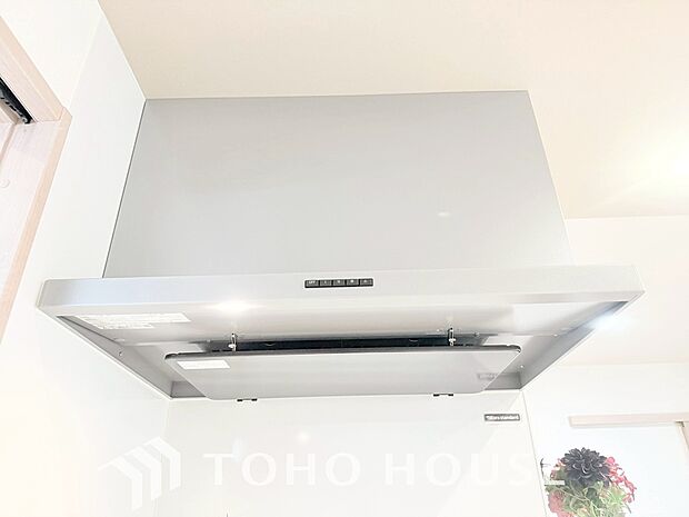 昨今主流のスリムタイプのレンジフード。スタイリッシュな見た目からインテリアとしても人気がある型です。
