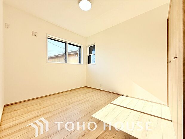 家具の配置のし易い室内です。趣味の部屋としても充分な広さを確保しております。