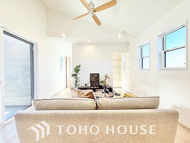 リビングも広く設け、訪れる人々を暖かく迎えてくれます。