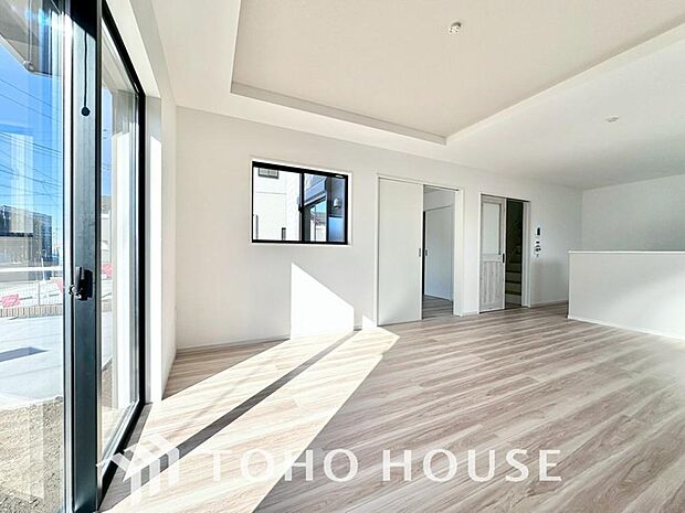 明るく穏やかな空気の中で飲んだり、食べたり、笑ったり。一日の中で多くの時間を過すことになるリビング。