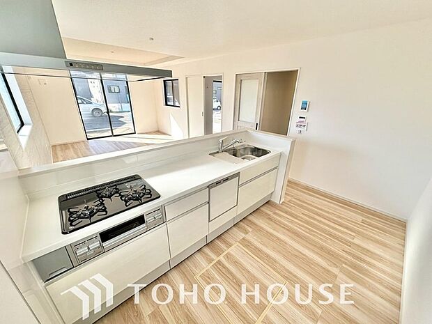 美しく使いやすいキッチン空間。優しい温もりを醸し出すキッチンは料理の為の配慮を随所に注ぎました。