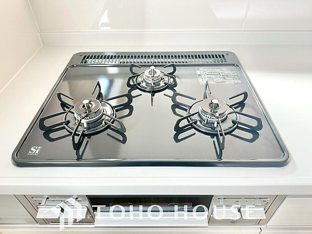 3口コンロは一度に複数のお料理を作ることができるメリットがあります。毎日のキッチンタイムを効率よく。主菜を炒めながら汁物を温め、もう一品も進行。手際よく品数を増やせ、忙しい毎日の夕食作りがスムーズに。