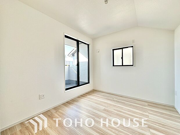 2面採光の居室。明るさの確保と、風の通り道ができることで換気のしやすいお家になっています。