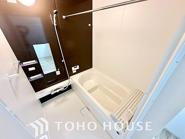 一日の疲れを癒すための心地よいバスタイムを演出します。浴室はゆとりあるサイズを採用。柔らかな曲線で構成されたバスタブは、半身浴も楽しめる設計です。日々の慌ただしさを忘れ、心も体もオフになるひとときを。
