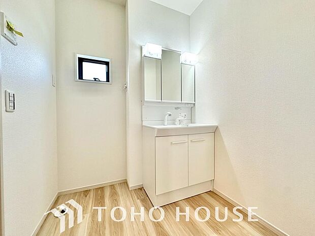 平日の朝であっても、落ち着きとくつろぎを感じられる空間。気持ちよく身だしなみを整えられます。