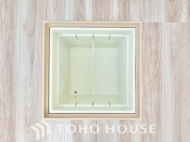 床下収納の場合は使っていない空間を有効利用するので、キッチンを狭くすることなく収納場所を増やせます。