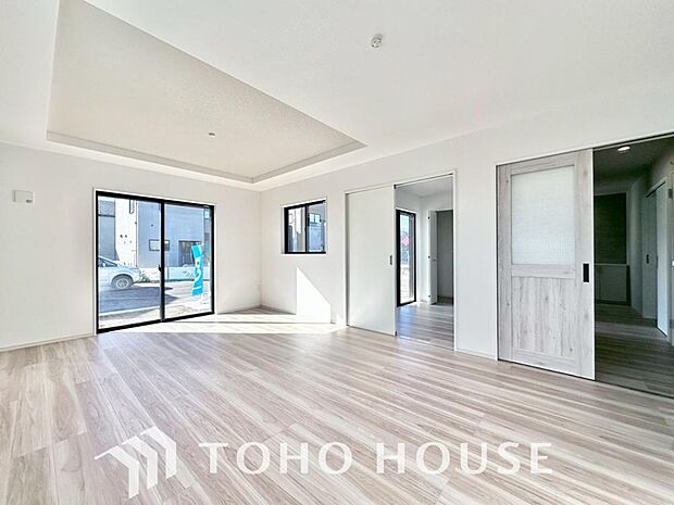 光と風があふれる開放的なリビングダイニングには自然と家族みんなが集まってきます。