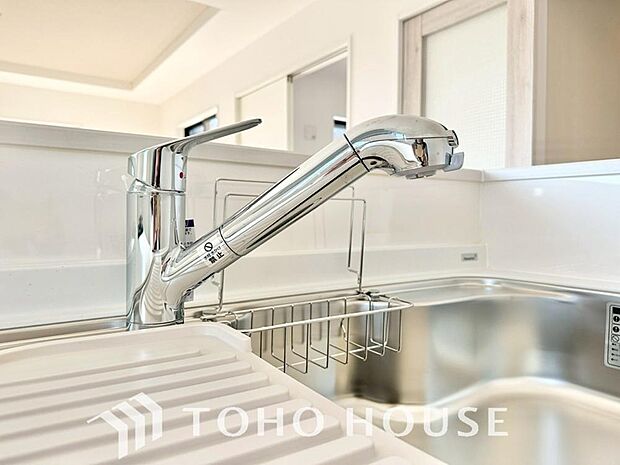 浄水器ボタンひとつで浄水と原水に切り替えられる浄水器一体型水栓を使用。