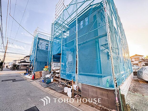 周辺環境とのコラボレーションにより明るく開放的な空間を演出しております。