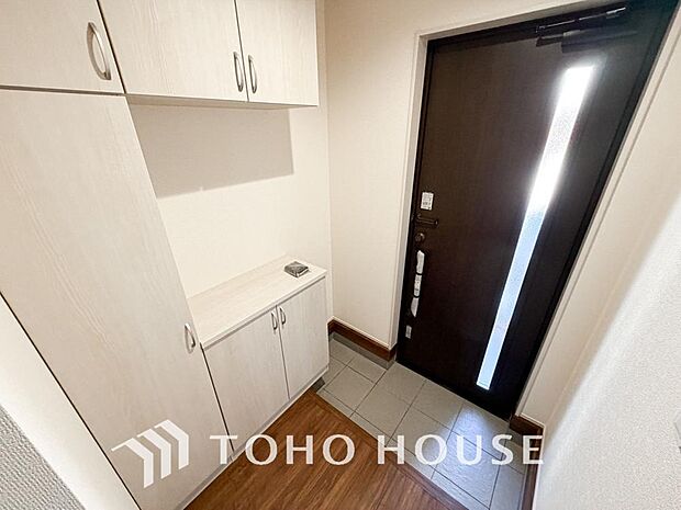 人を迎え入れる最初の場所だからこそ、清潔感がある空間にして頂ける様シューズボックスを設置しました。