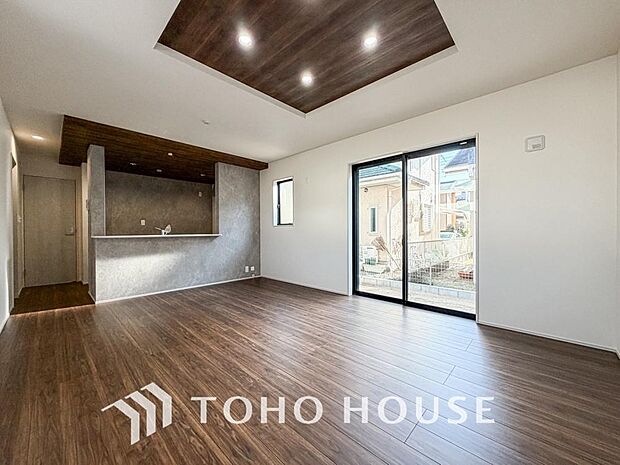 リビングも広く設け、訪れる人々を暖かく迎えてくれます。