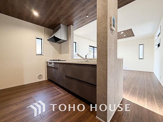 光が注がれる青い空から鮮やかに赤色にゆっくりと染まる。そんな優しい時間がここでは流れてゆく。