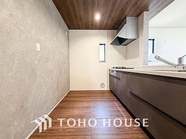 キッチンの収納は、デッドスペースになりやすい箇所を有効活用できる、スライド式収納を採用しました。