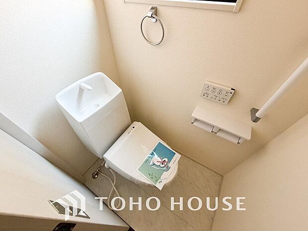 白で統一された清潔感のあるトイレ。もちろん温水洗浄機能付きです。