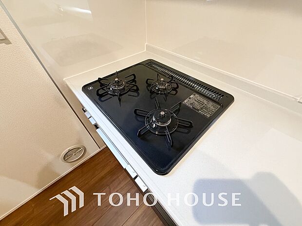3口コンロは一度に複数のお料理を作ることができるメリットがあります。毎日のキッチンタイムを効率よく。