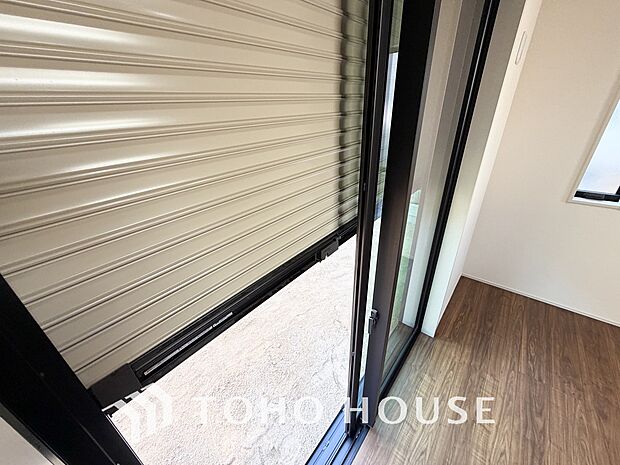 防犯機能のシャッターを完備しております。寒い冬でも中から開閉が可能ですのでラクラク便利。