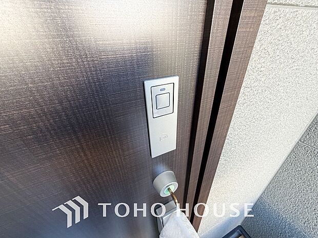 合鍵防止・オートロック設定など防犯性も高く、手がふさがっていても開錠できるスマートキー。