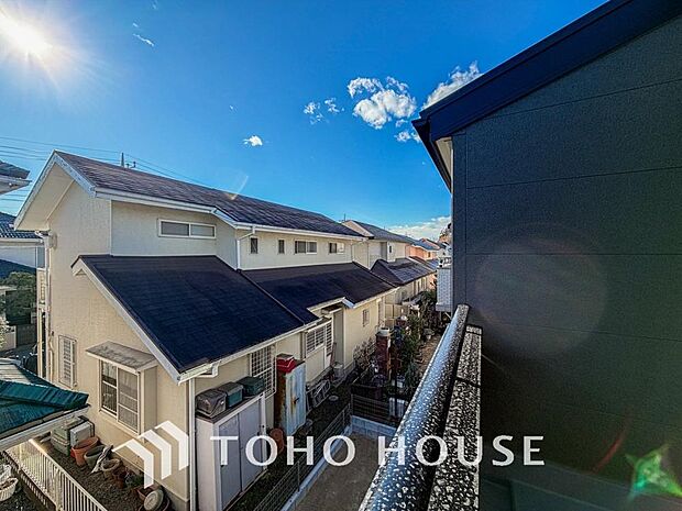 星空が地上に映りこむかのような夜景のきらめきまで、この街ならではの美しい風景の物語が室内に展開。