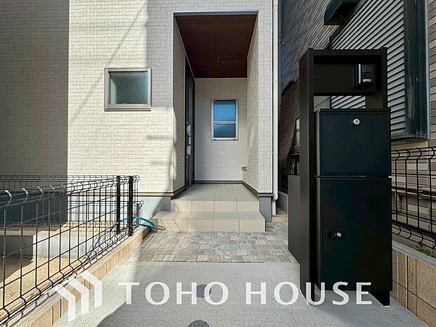 玄関そばの廊下収納。日用品のストックや防災グッズを置いたりと、何かと便利に使えます。