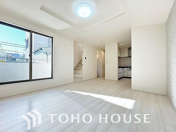 光が注がれる青い空から鮮やかに赤色にゆっくりと染まる。そんな優しい時間がここでは流れてゆく。