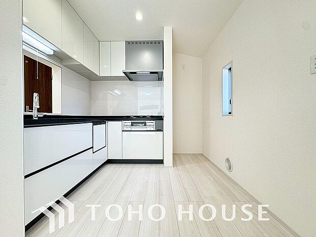 キッチンの収納は、デッドスペースになりやすい箇所を有効活用できる、スライド式収納を採用しました。