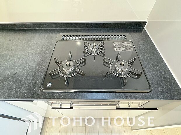 3口コンロは一度に複数のお料理を作ることができるメリットがあります。毎日のキッチンタイムを効率よく。