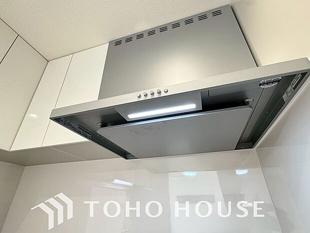 キッチンの換気扇はスタイリッシュなデザインで、日々のお手入れもラクラクな仕様となっております。