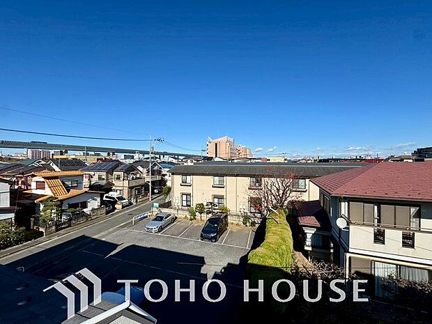 その豊かな眺望にふさわしい空間には、通風　採光にも優れ、心地よい光と風があふれています。