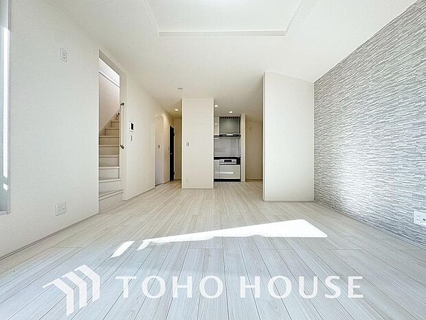 リビングも広く設け、訪れる人々を暖かく迎えてくれます。