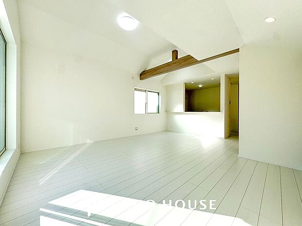 一日の中で多くの時間を過すことになるリビング。爽やかな通風と採光を存分に感じる事が出来る空間です。