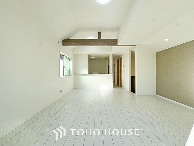 ホワイトナチュラルのテイストが、自然体で過ごせる心地良さ生み出しています。