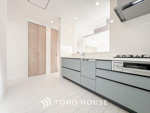 大型の冷蔵庫やレンジボードもしっかり置ける広々としたキッチンスペース。