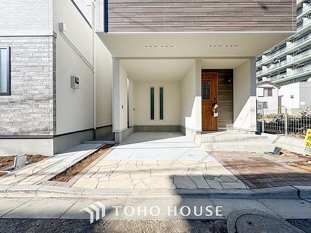 ゆったりとした駐車スペースを確保いたしましたので、大きめのお車でも駐車可能です。