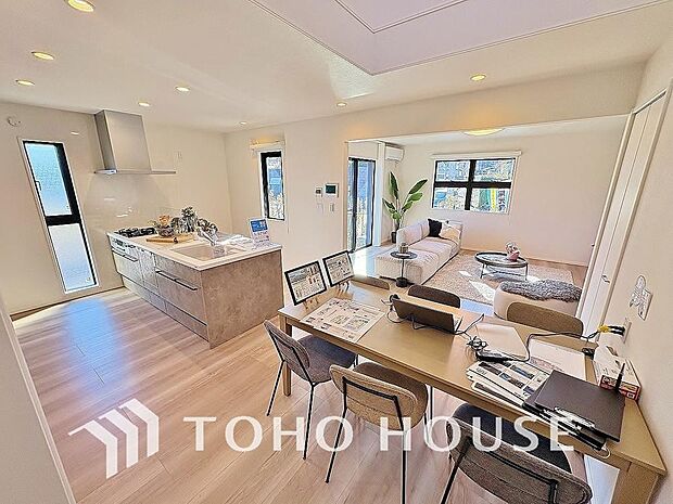 造りこんだ空間演出の妙が生み出す光と質のハーモニーはこの住宅のクオリティの良さを実感させてくれます。