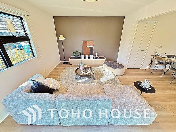 リビングも広く設け、訪れる人々を暖かく迎えてくれます。