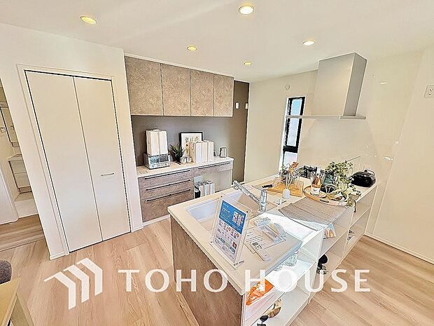 キッチンの収納は、デッドスペースになりやすい箇所を有効活用できる、スライド式収納を採用しました。