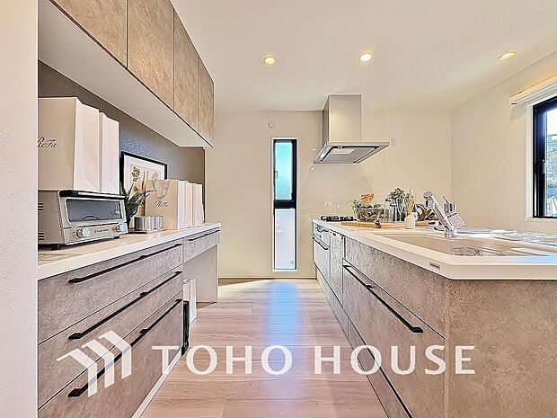 ご家族みんなで調理ができる位のスペースを実現したキッチン空間となっております。