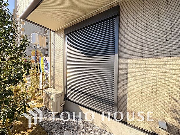 戸建にも防犯機能のシャッターを完備しております。寒い冬でも中から開閉がラクラクな所も便利です。