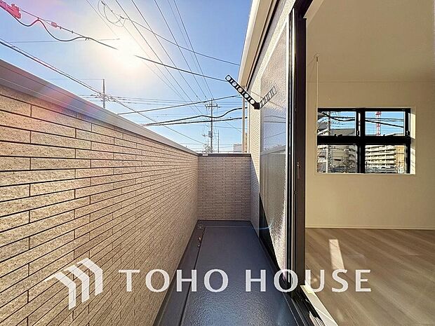 頬をなでる優しい風を感じることが出来るバルコニー。つい深呼吸をしたくなる気持ちの良い眺望です。