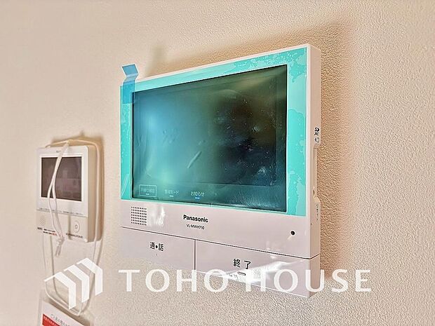 誰が来てもわかる様にモニター付きインターホンを設置。家事導線を考慮した個所に設置し、防犯性と利便性に優れ快適と安らぎを合わせた優しい設計。