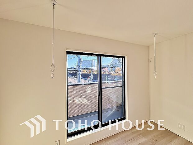 雨の日や花粉の時期など、洗濯物を外に干せない時などにあると役立つ、ホスクリーンが設置されております。